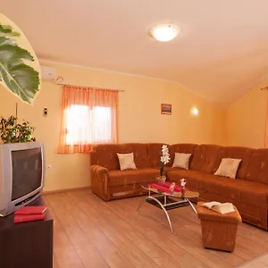 Apartament Mara, Drage