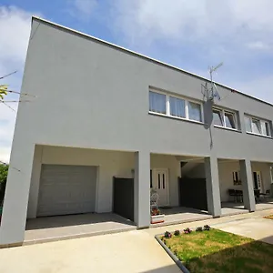 Apartament Niko, Nin