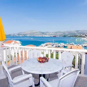 apartmani-juric-trogir.hotels-in-trogir.com/